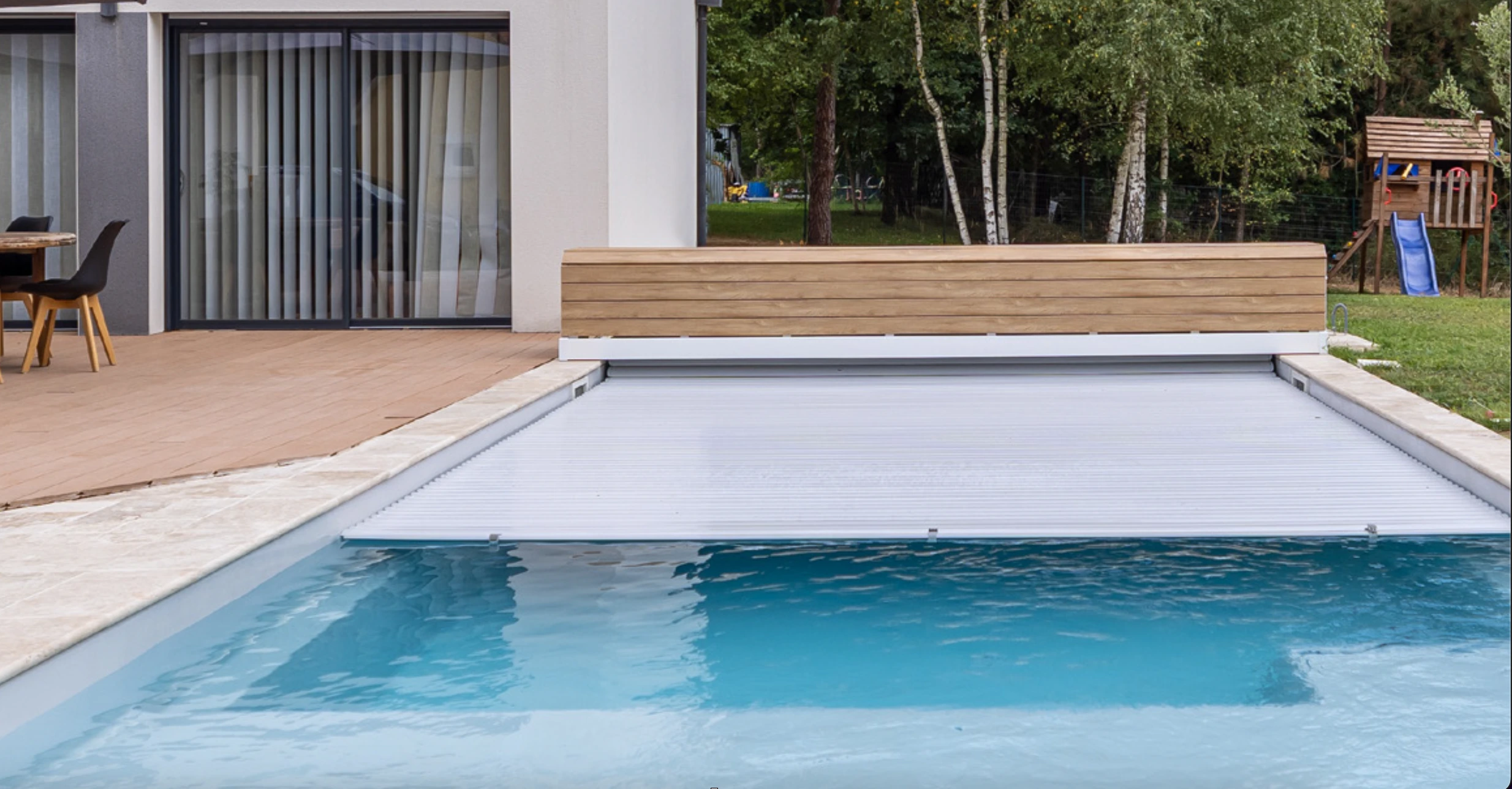 BANC Classic above-water pool cover with bench-style design