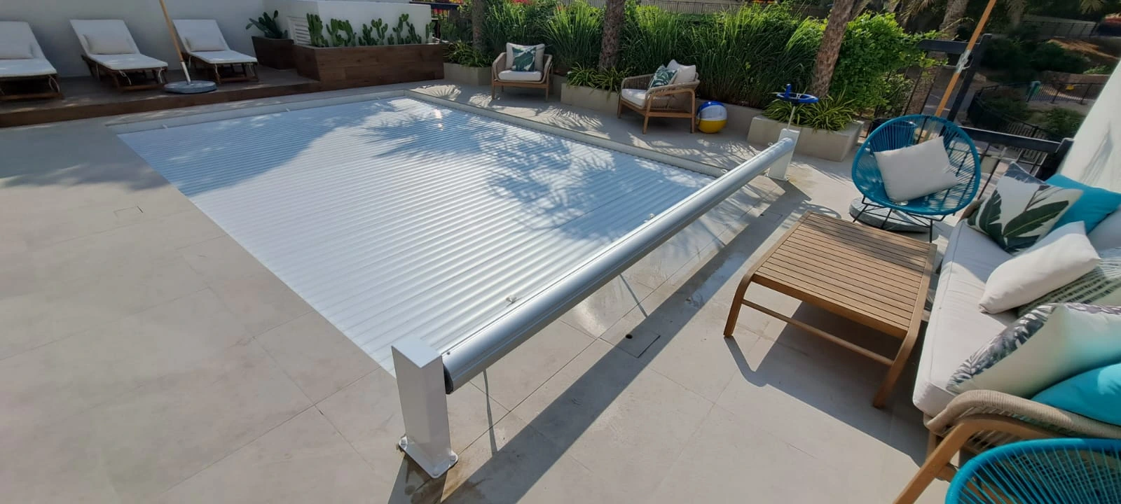 Easy-to-use MANU manual pool cover for safety