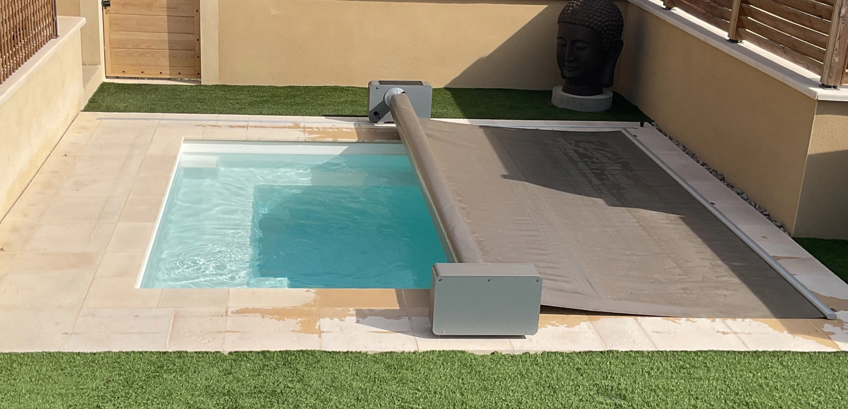 Automatic flexible covers for different pool shapes